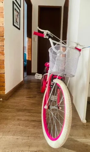 Bike infantil lúdica e colorida aro 20. Valor: 550,00 reais