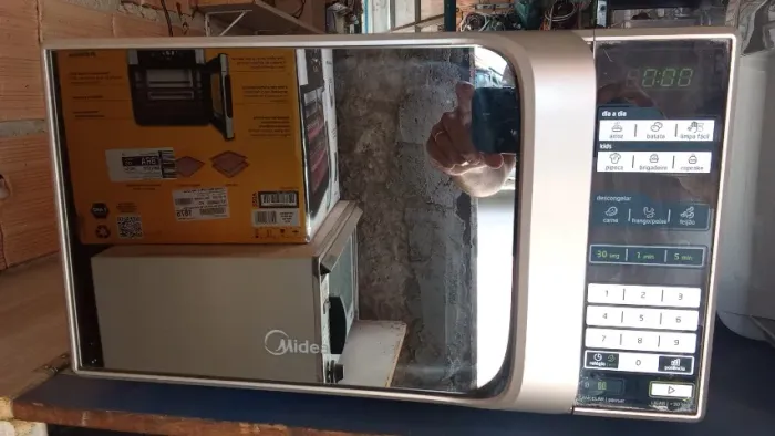 Vende-se Microondas Midea de 20 Litros espelhado, revisado com garantia.