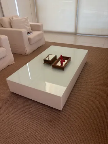 Mesa de Centro com vidro laqueado branco
