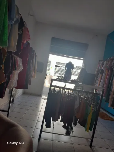 Passa se uma loja completa de moda modesta oportunidade única.passo completa