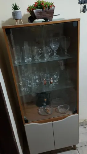 Cristaleira com todos os enfeites que se encontram dentro 