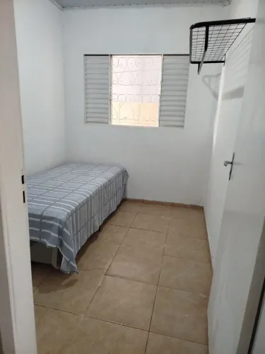 Aluga-se quartos para homens
