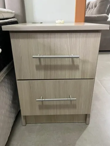 Mesa de cabeceira em perfeito estado