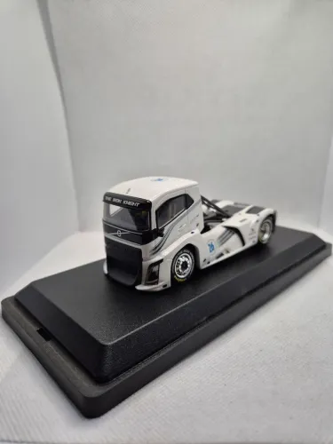 Miniatura Volvo The Iron Night - Escala 1/50 - Marca Teckno