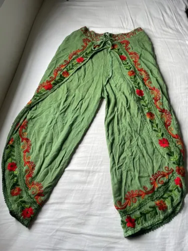 calça pantalona hippie bordada verde