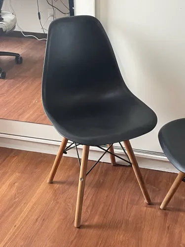 3 Cadeiras Eames Eiffel Pretas com Pés de Madeira - Ótimo Estado