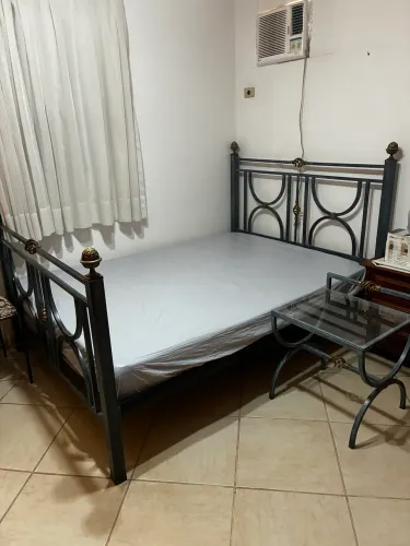 Cama de casal padrão em ferro