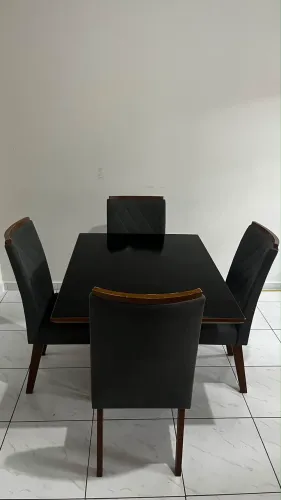 Mesa de jantar com 4 cadeiras