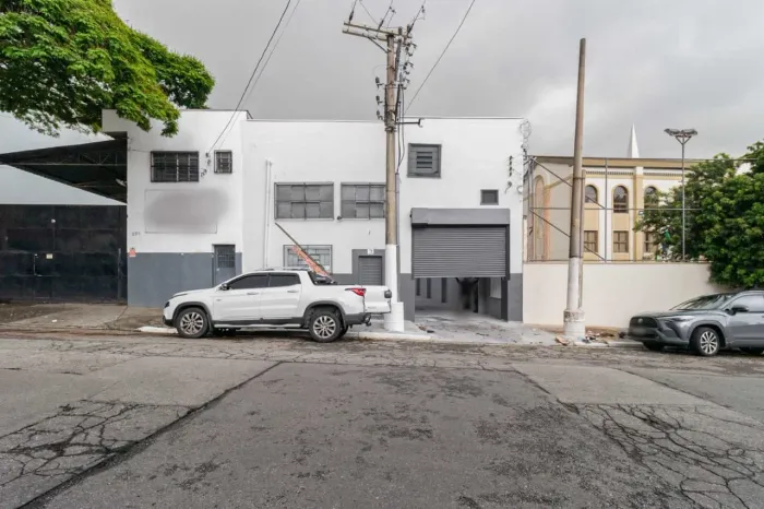 Galpão na Rua Abadiânia, 324 733 m²
