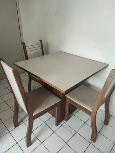 Vendo mesa e cadeiras e cadeiras 
