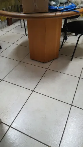 Mesa redonda com tampo em pedra