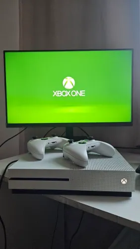 Xbox One S de 1TB com 2 Controles Originais e Cabos