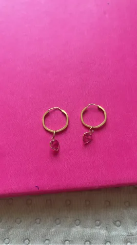 BRINCO DE OURO 18 Kg com pingentes de coração rosa