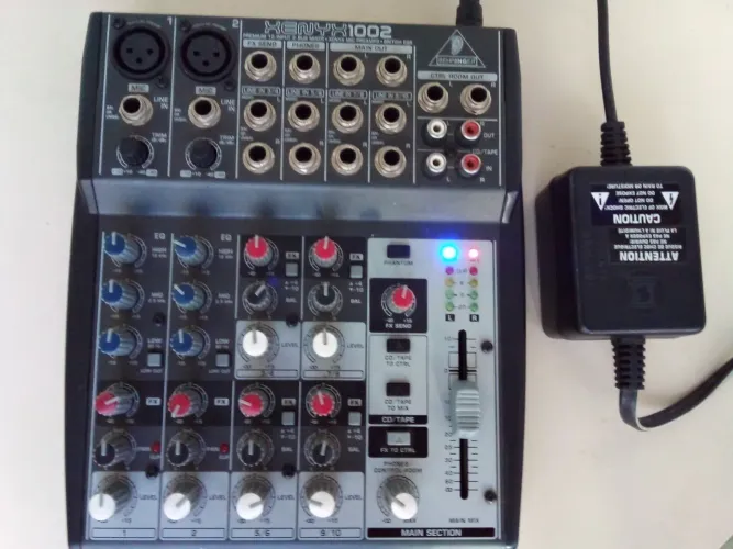 Mesa de som BEHRINGER Xenyx 1002 10 canais