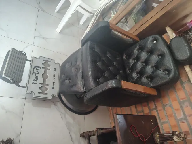 Vendo cadeira de barbeiro ? semi nova, em excelente estado de coração