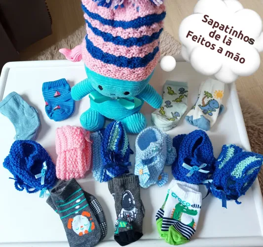 SAPATINHO feito a mão e meias para bebê 