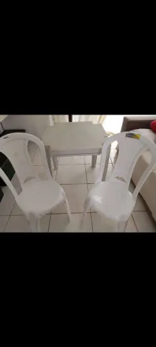Mesa de plástico com duas cadeiras