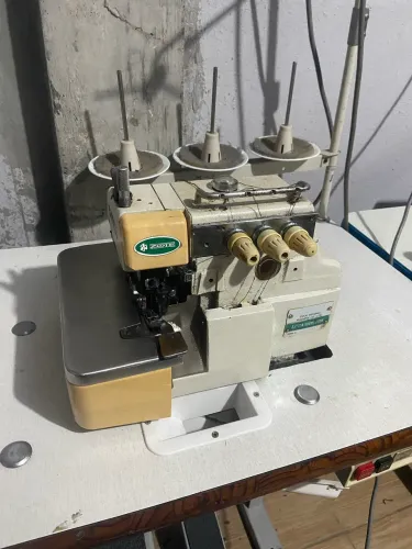 Máquina overlock