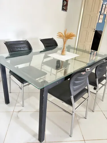 VENDE-SE MESA COM CADEIRAS