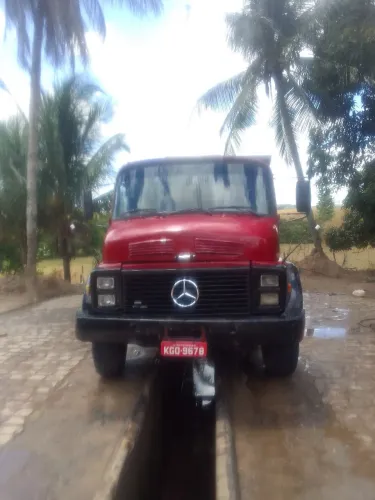 Caminhão Mercedes-Benz traçado turbinada reduzido trabalhando na diária em murici 590