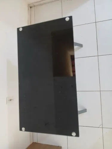 escrivaninha com tampo de vidro temperado preto e estrutura metálica cinza