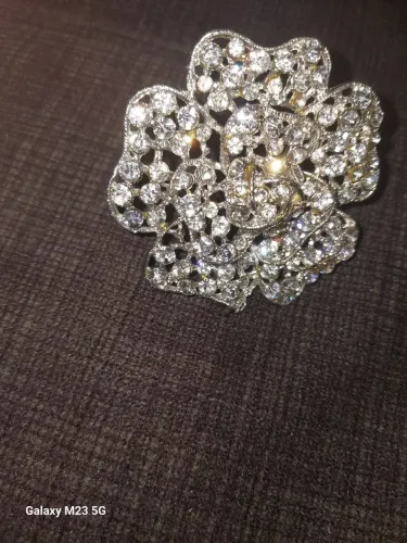 Broche de flor com pedras