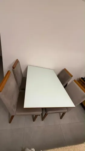 Mesa com 4 cadeiras 