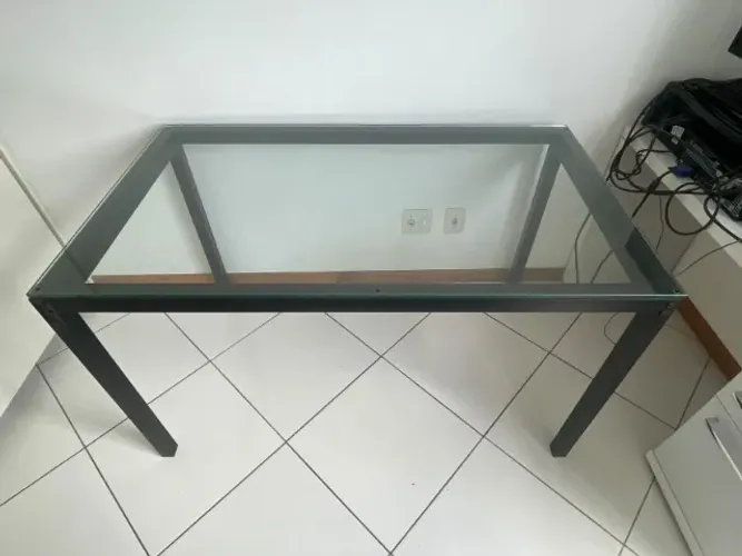 Mesa Tok&Stok com tampo de vidro e estrutura preta