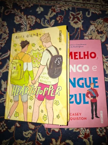 Kit Duplo - Livros Heartstopper VL.3 e Vermelho, Branco e Sangue Azul (Versão Capa Dura)