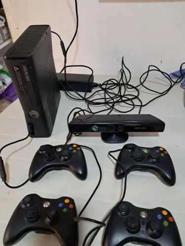 XBOX 360 (com luz vermelha) com 2 controles, HD lotado dd jogos, fonte nova e Kinect
