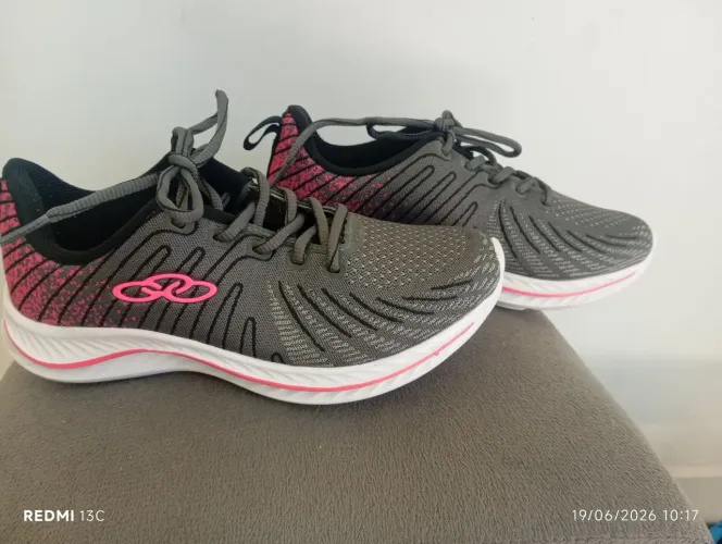 Vendo tênis ? feminino muito confortável em bom estado de conservação ,número 35.