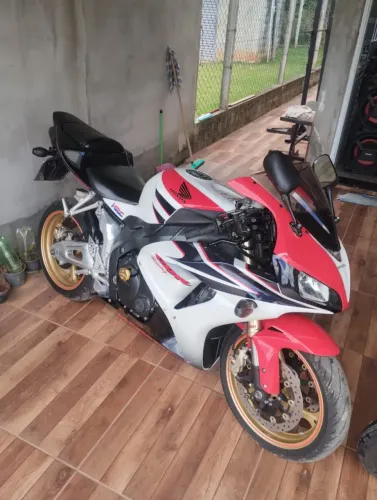 Moto em perfeito estado , pouco rodada .