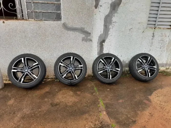 VENDO JOGO DE RODA 17 FORD COM PNEUS