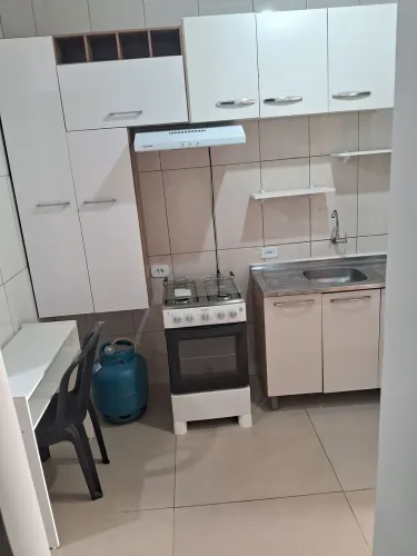 Pequeno kitnet de fundos mobiliada