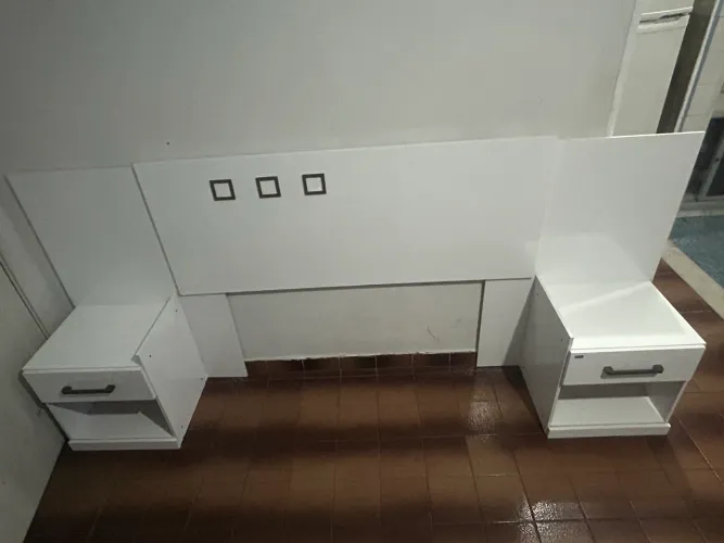 Cabeceira cama de casal com criado mudo