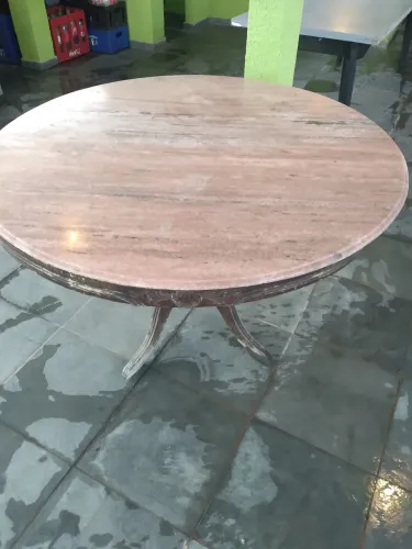 Mesa de jantar antiga com tampo de mármore rosa com base de madeira entalhada 