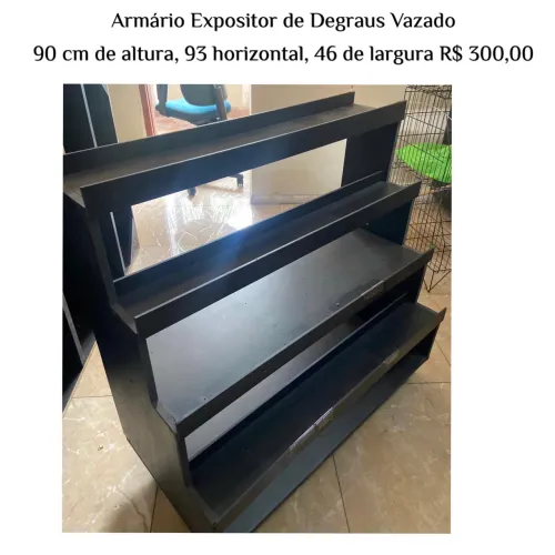 Armário expositor de degraus vazado. Médias 90cm altura, 93cm horizontal 46cm largura