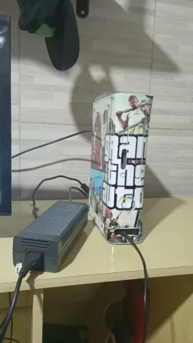 Xbox 360 GTA + controle sem fio branco + cabos.