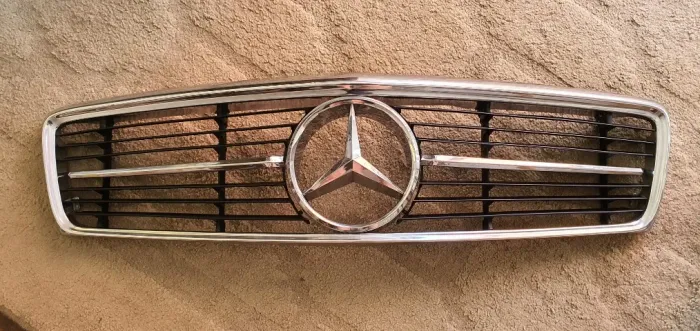 Mercedes Benz R/C 107 - SL / SLC - Grade Original Dianteira Completa. Perfeito estado!