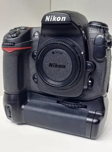 Nikon D300s 12 k zerada muito nova. Sem a lente