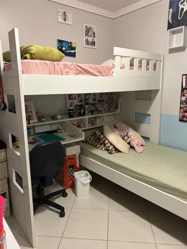 Cama beliche com escrivaninha