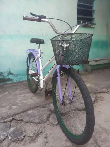 Bike Caloi poty aro 26 branca e lilás rodas aero.