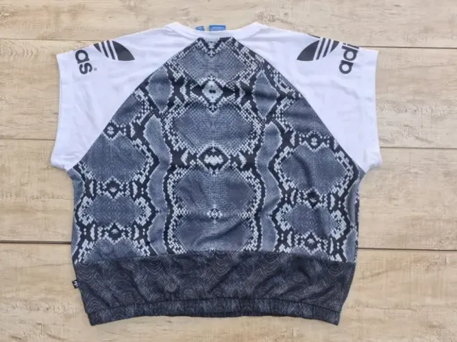 Camiseta feminina Adidas Originals modelo cobra tamanho G