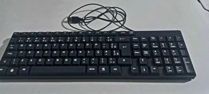 Teclado digital com fio em bom estado pra uso.