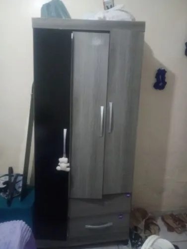 Guarda roupa pequeno