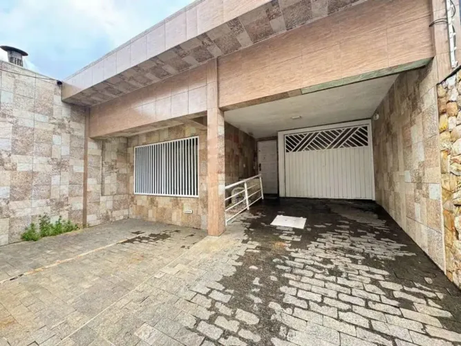 Casa para alugar ou comprar com 206m², 3 quartos e 5 vagas