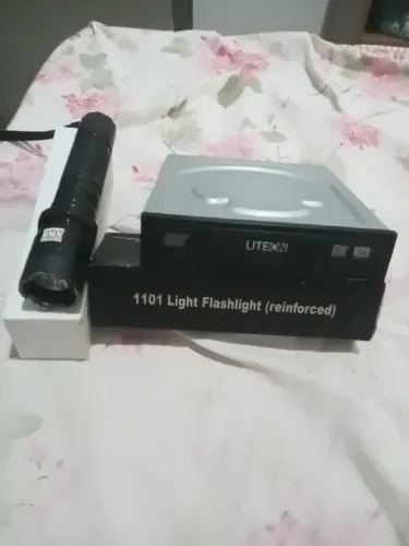 Vendo um aparelho de gravar CD eDVD e uma lanterna os dois novos