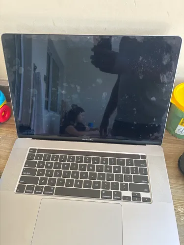 MacBook Pro 19 - Intel i7 - 500gb
