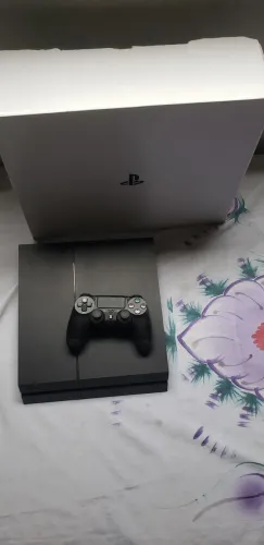 Ps4  com um controle 