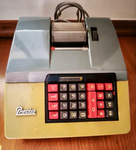 Calculadora Antiga Mecânica Precisa 166-12 Suíça Vintage Coleção